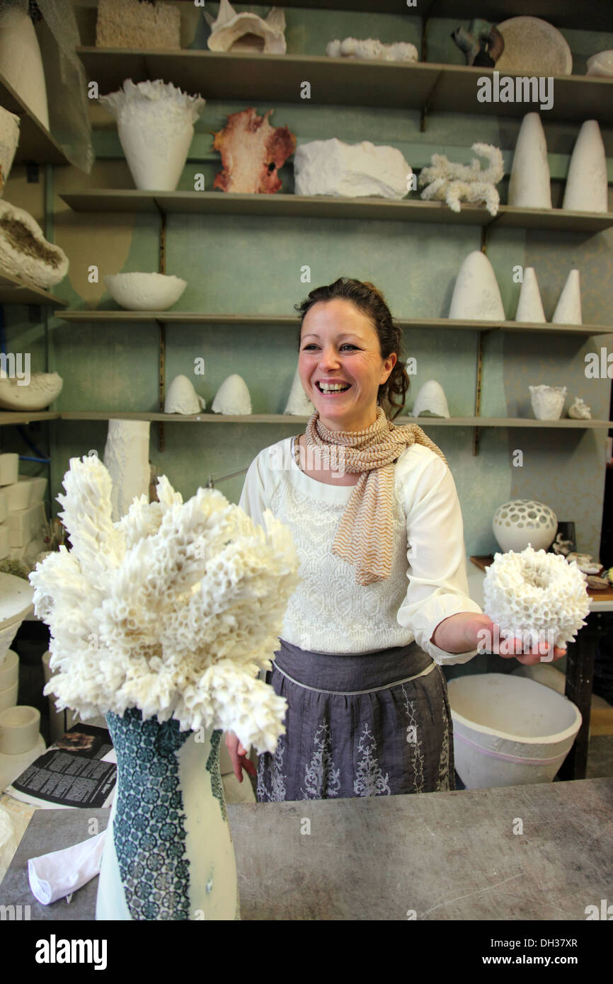 Keramik-Künstlerin Claudia Biehne in ihrem Atelier in der Spinnerei in Leipzig Deutschland Stockfoto