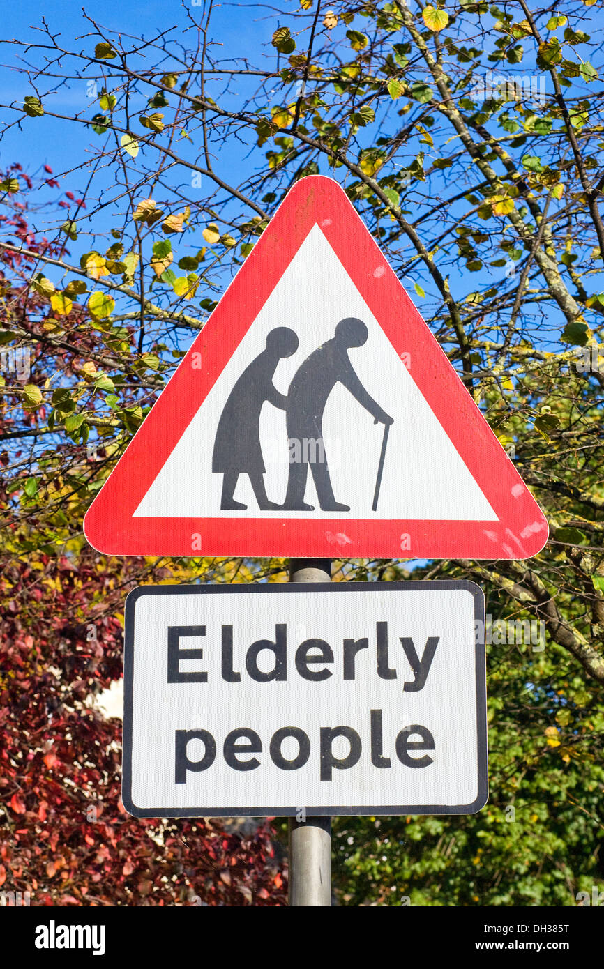 Verkehrszeichen, die Warnung, dass ältere Menschen vielleicht versucht, die Straße zu überqueren. Stockfoto