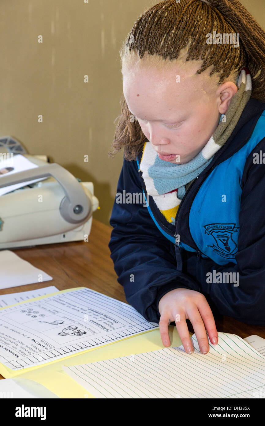 Südafrika, Cape Town. Afrikanischen Albino sehbehinderte Schüler lesen Arbeitsbuch für Kursteilnehmer.  Schule für Blinde in Athlone. Stockfoto