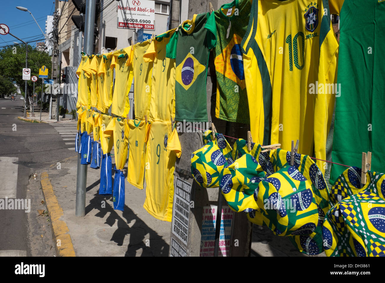 Brasilien-Fußball-Trikots und Shorts in nationale Fußball-Fußball-Farben für den Verkauf auf einer Straße vor einem Spiel, Fortaleza, Brasilien Stockfoto