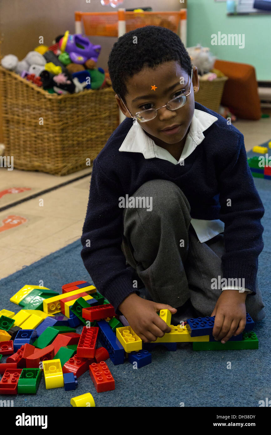 Südafrika, Cape Town. Sehbehinderte junge montiert Lego Teile, durch Berührung. Schule für Blinde in Athlone. Stockfoto