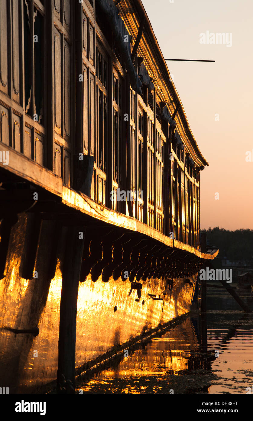 Hausboot bei Sonnenuntergang am See Dal, Srinagar, Jammu und Kaschmir Zustand, Indien Stockfoto