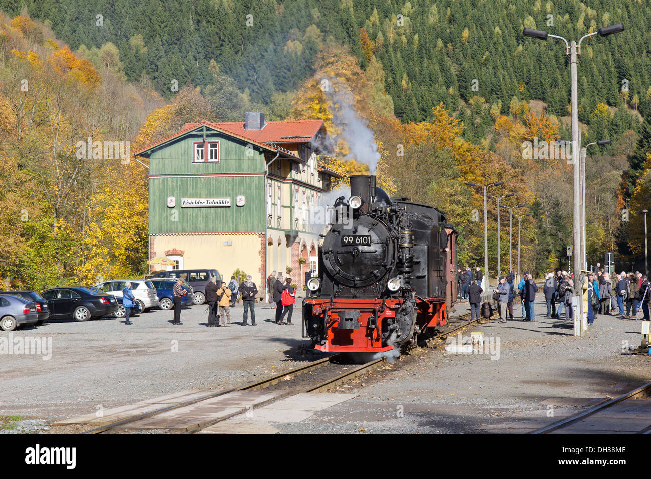 Eine Dampflok zieht einen Personenzug auf die Harz-Bergbahn bei zusehends Tahmuhle Stockfoto