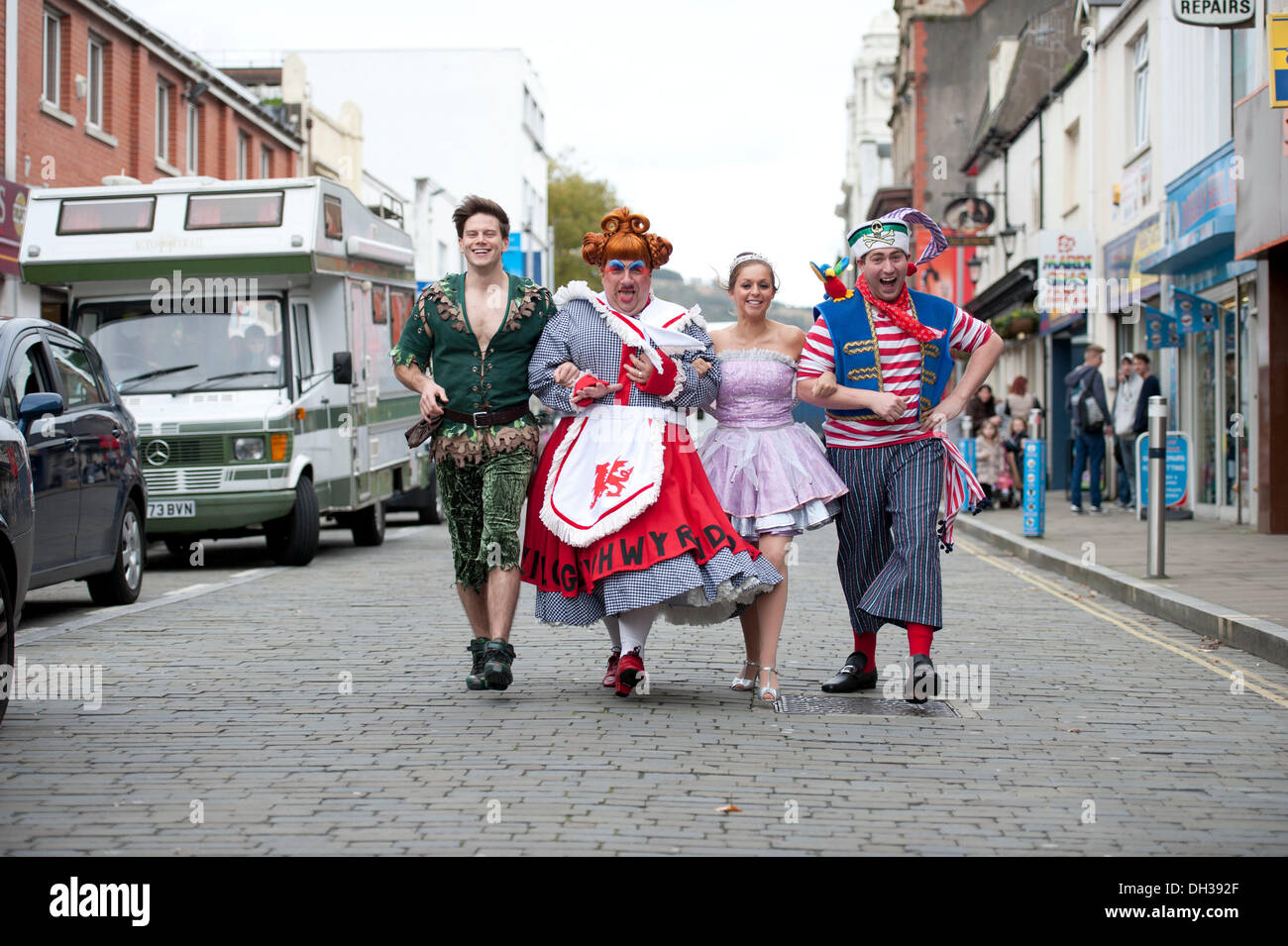Swansea, Wales, Großbritannien. 30. Oktober 2013. Peter Pan Christmas Pantomime Fototermin am Swansea Grand Theatre: Darsteller auf Oxford Straße in Swansea (von links nach rechts) Gwydion Rhys (Peter Pan), Kevin Johns MBE (Frau Smee), Gemma James (Tinkerbell) und Liam Mellor (Starkey). Bildnachweis: Phil Rees/Alamy Live-Nachrichten Stockfoto