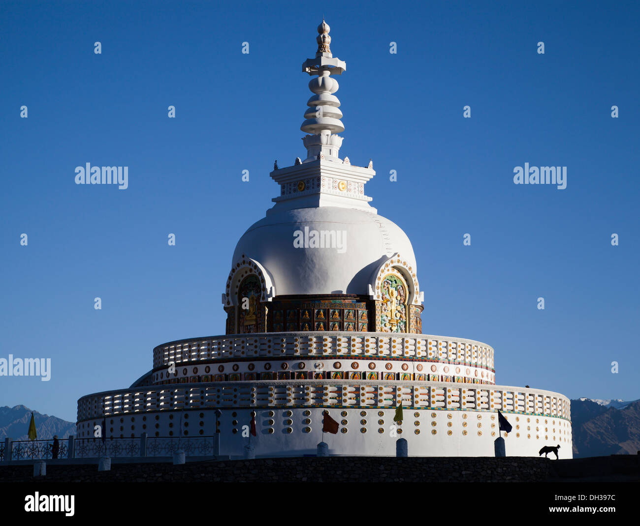 Shanti Stupa eine buddhistische weißen Kuppel Stupa (Chorten) auf einem Hügel in Chanspa, Distrikt Leh, Ladakh, Baujahr 1991 Stockfoto