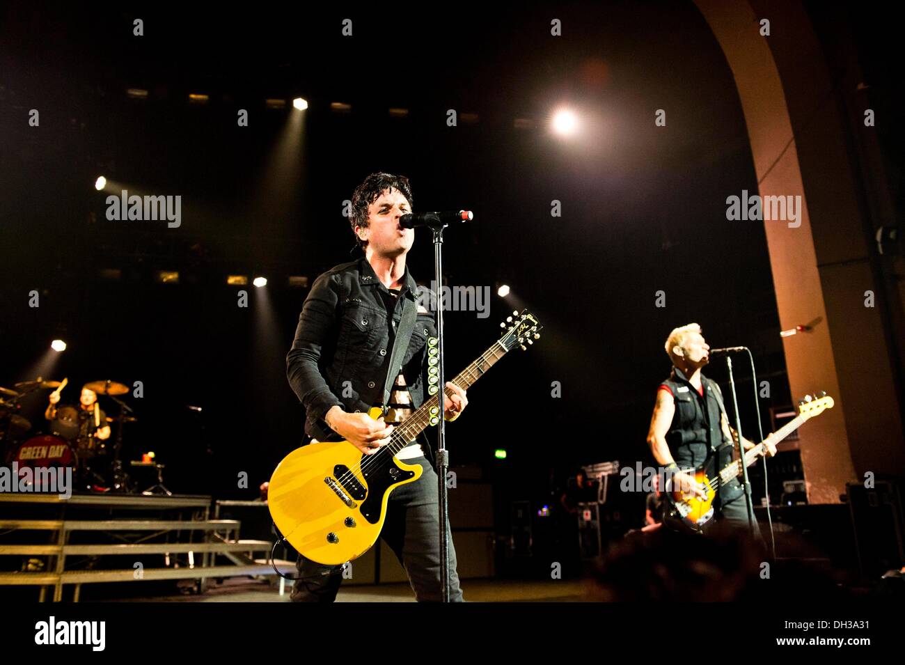 die US-Punk-Rock-Band Green Day, die live in der Brixton Academy. London. 21. August 2013. Billie (l), Frontmann der US-Punk-Rock-Band Green Day, die live in der Brixton Academy. London, 21. August 2013. Foto von: Carsten Windhorst © Dpa/Alamy Live-Nachrichten Stockfoto