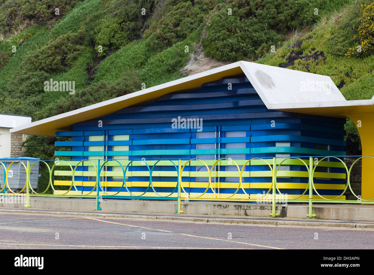 Die Möwe und der Windschutz Strandhütte in Boscombe Dorset Stockfoto