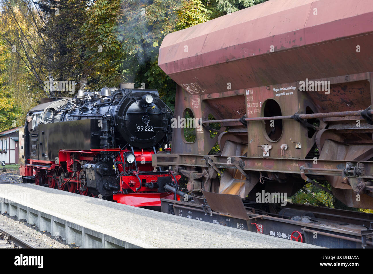 Eine Dampflok zieht einen Güterzug auf der Harz-Bergbahn in Drei Annen Hohne Stockfoto
