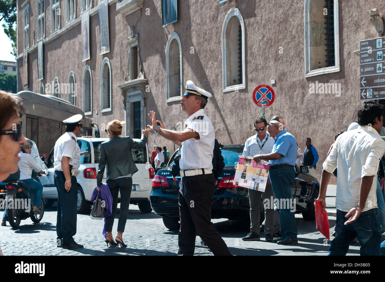 Italienischer Polizist gestikulierend, Piazza Venezia, Rom, Italien Stockfoto