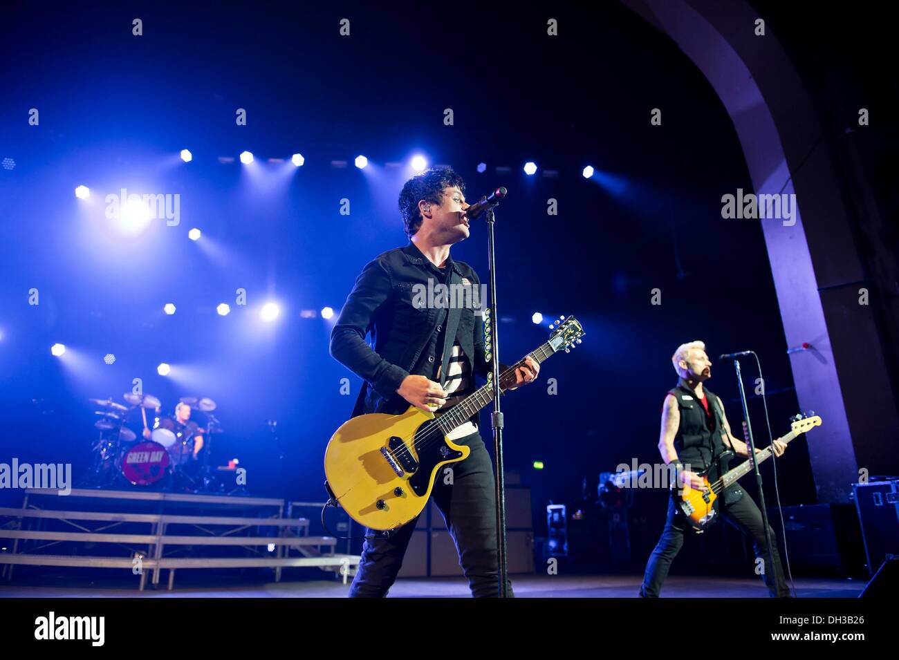 die US-Punk-Rock-Band Green Day, die live in der Brixton Academy. London. 21. August 2013. Billie (l), Frontmann der US-Punk-Rock-Band Green Day, die live in der Brixton Academy. London, 21. August 2013. Foto von: Carsten Windhorst © Dpa/Alamy Live-Nachrichten Stockfoto