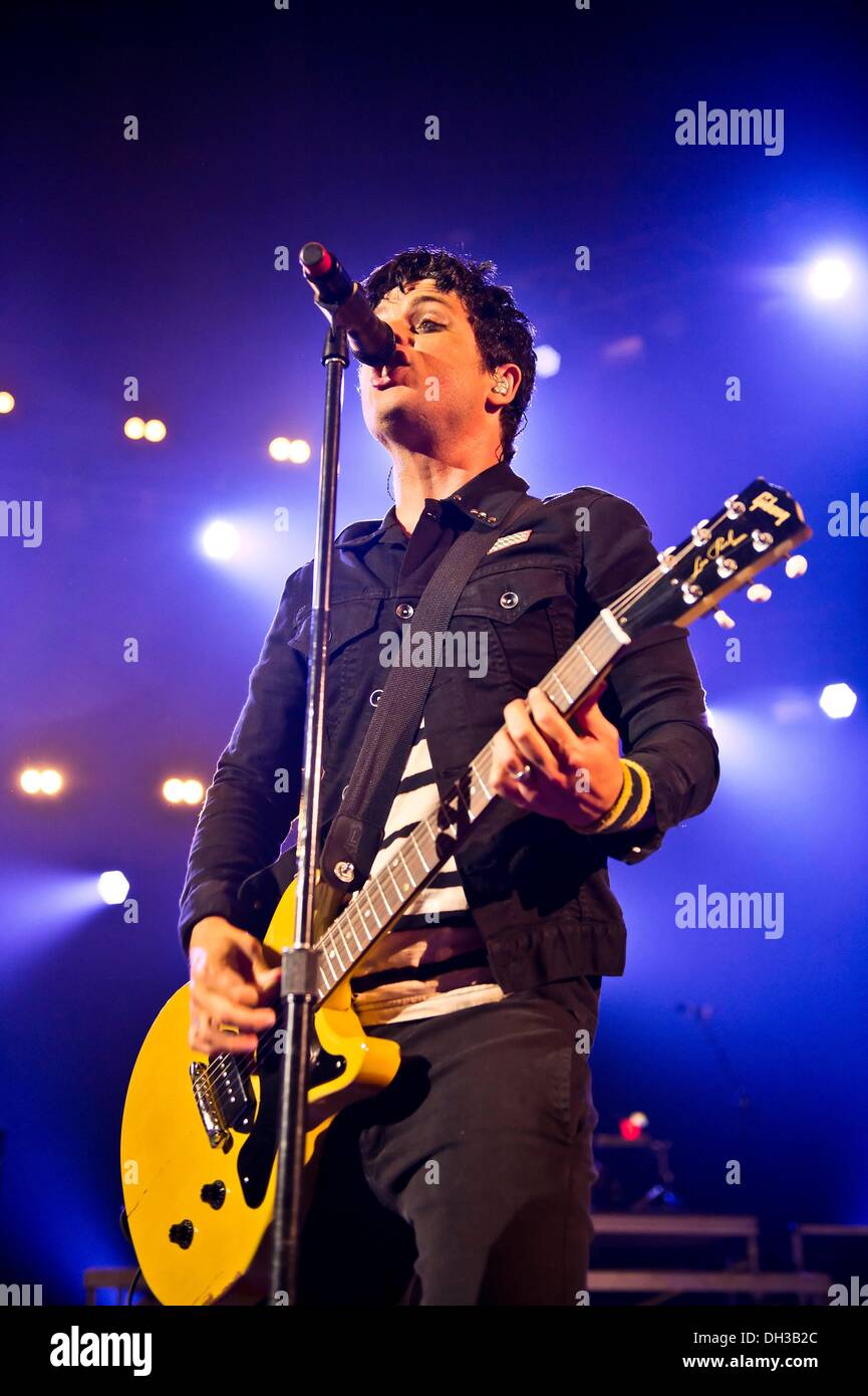 die US-Punk-Rock-Band Green Day, die live in der Brixton Academy. London. 21. August 2013. Billie (l), Frontmann der US-Punk-Rock-Band Green Day, die live in der Brixton Academy. London, 21. August 2013. Foto von: Carsten Windhorst © Dpa/Alamy Live-Nachrichten Stockfoto