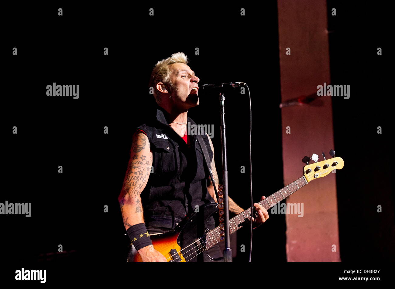 Mike Dirnt aus der US-Punk-Rock-Band Green Day die live in der Brixton Academy. London, 21. August 2013. Foto von: Carsten Windhorst Stockfoto