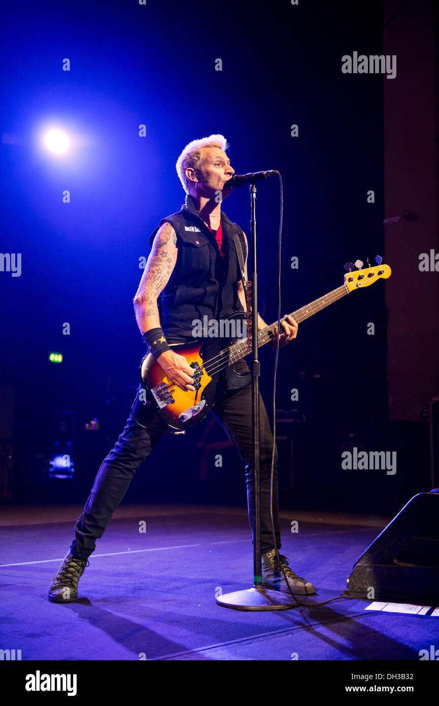 Mike Dirnt aus der US-Punk-Rock-Band Green Day die live in der Brixton Academy. London, 21. August 2013. Foto von: Carsten Windhorst Stockfoto