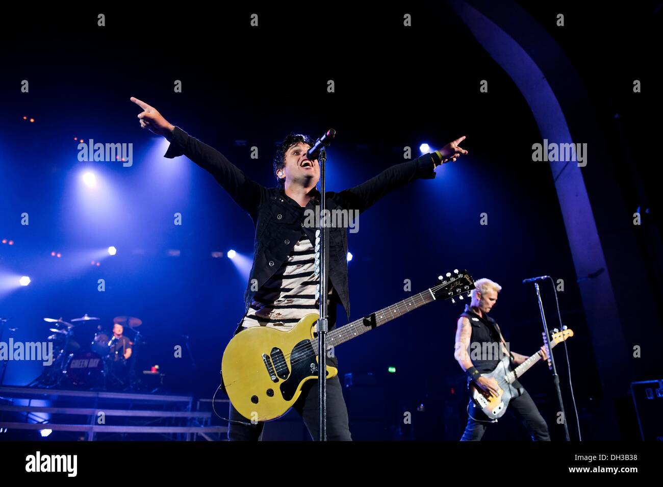 die US-Punk-Rock-Band Green Day, die live in der Brixton Academy. London. 21. August 2013. Billie (l), Frontmann der US-Punk-Rock-Band Green Day, die live in der Brixton Academy. London, 21. August 2013. Foto von: Carsten Windhorst © Dpa/Alamy Live-Nachrichten Stockfoto