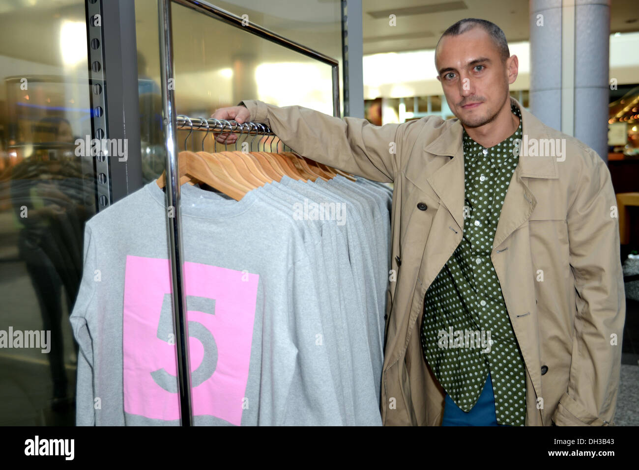 London UK 30. Oktober 2013: Westfield London Clelbrating seinen fünften Geburtstag. Start der Sweatshirt Popup-Shop-Designer Richard Nicoll in London. Bildnachweis: Siehe Li/Alamy Live News Stockfoto