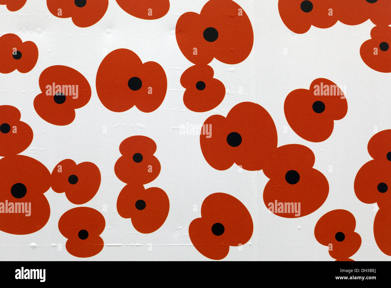 Mohn, gemalt auf einer weißen Fläche an einem Gebäude in London Stockfoto