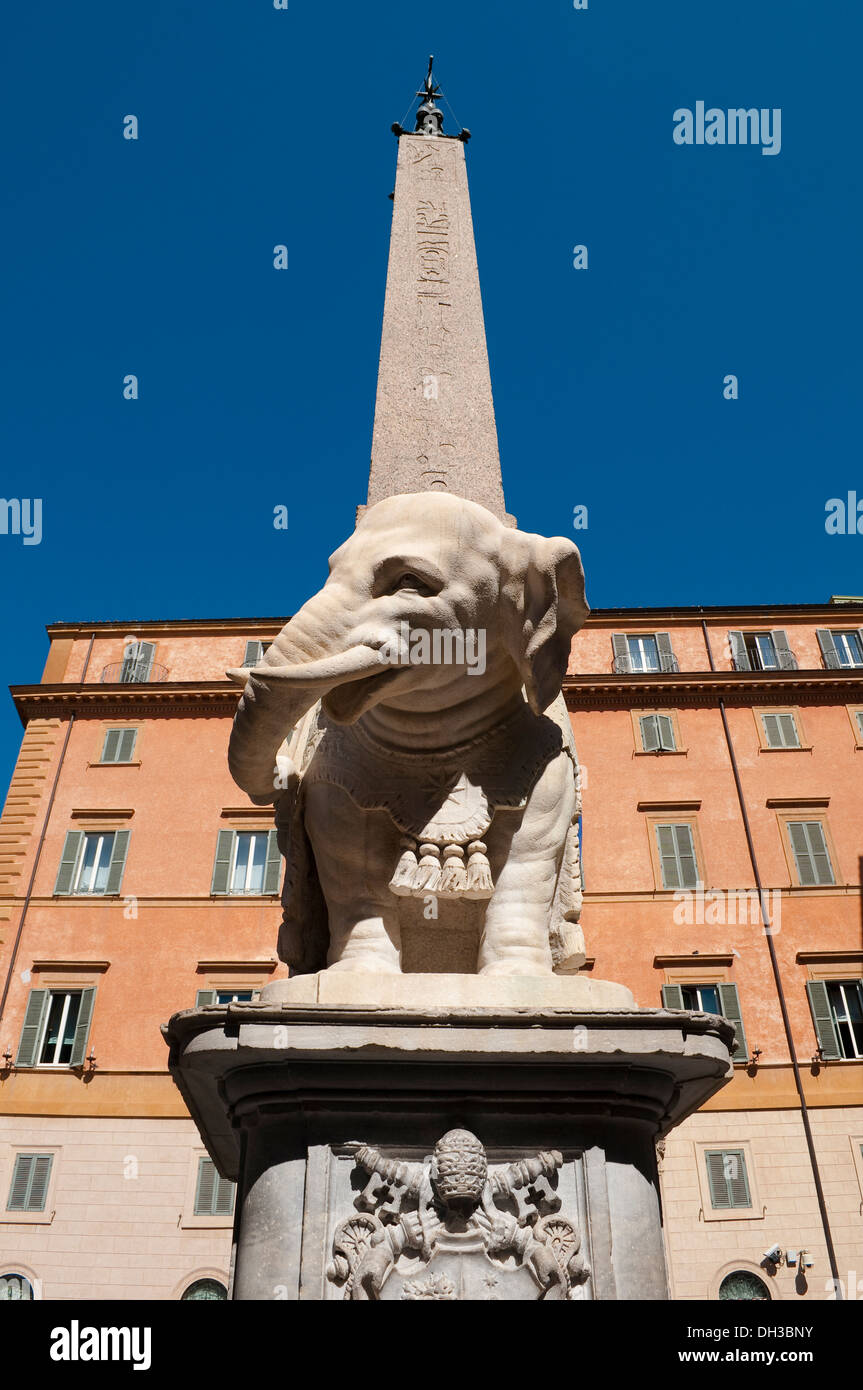 Skulptur eines Elefanten und Obelisk auf der Piazza della Minerva, Rom, Italien Stockfoto