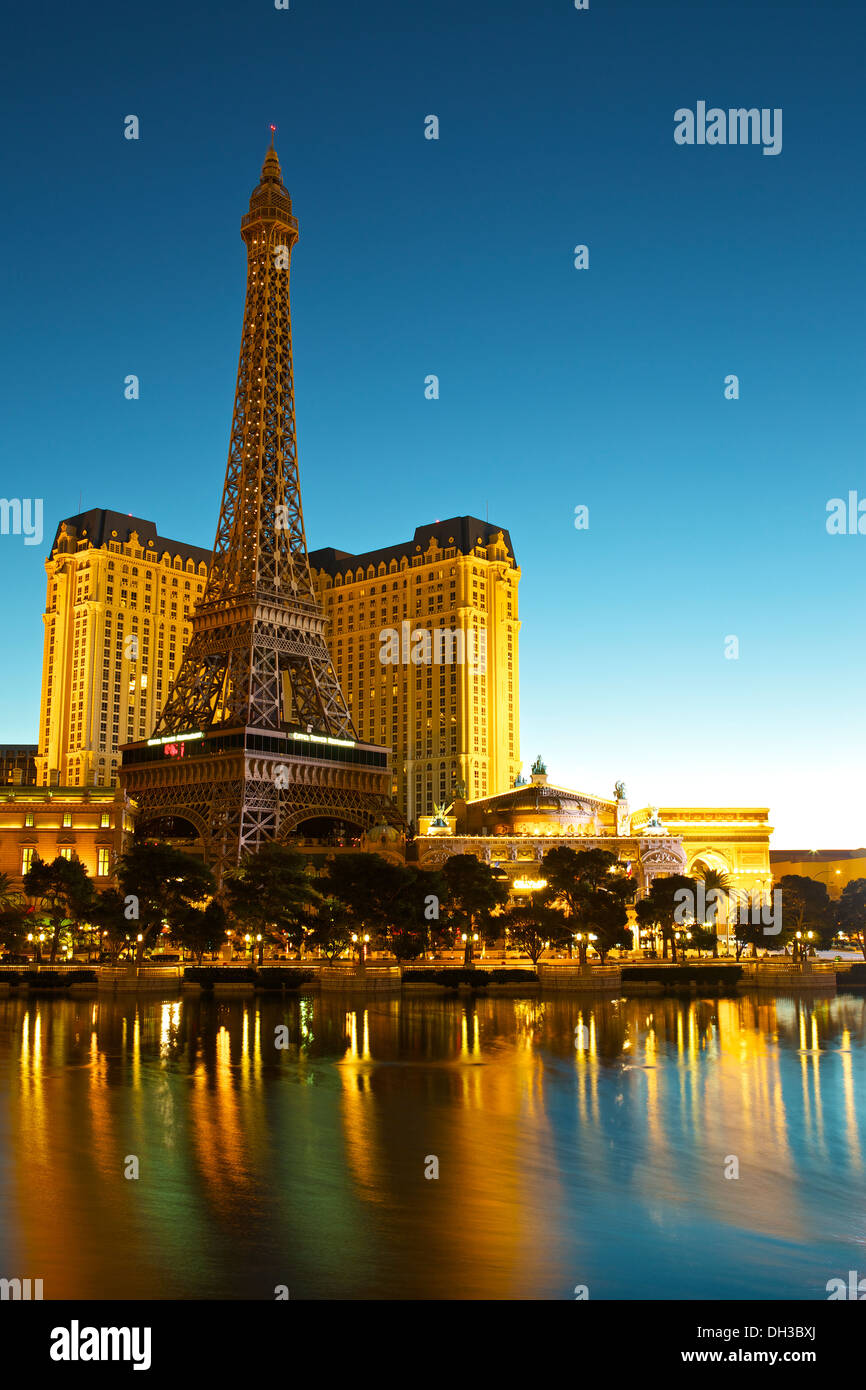 Die Bellagio-See und das Paris Las Vegas bei Sonnenaufgang. Stockfoto