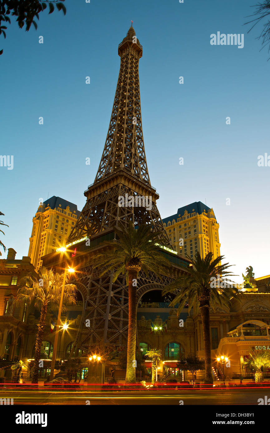 Das Paris Las Vegas bei Sonnenaufgang, Verkehr Wege im Vordergrund. Stockfoto