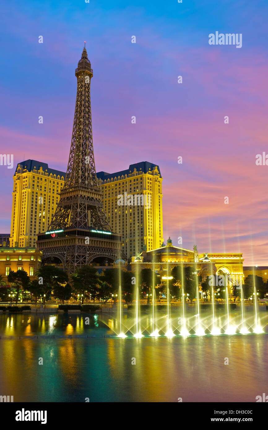 Brunnen am See Bellagio und das Paris Las Vegas bei Sonnenaufgang. Stockfoto