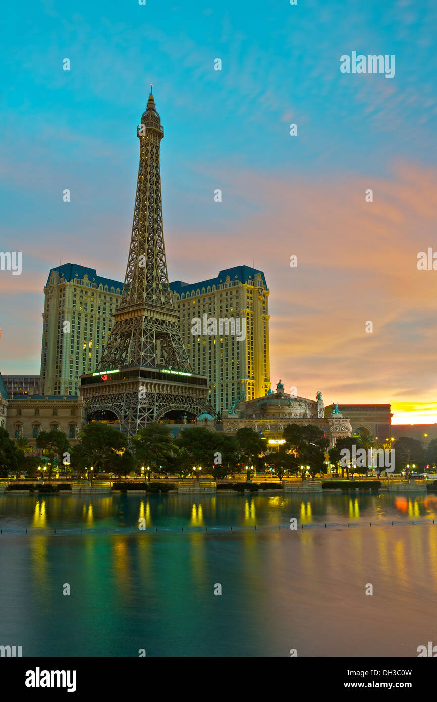 Die Paris gesehen von der Bellagio Lake und den Las Vegas Strip bei Sonnenaufgang. Stockfoto