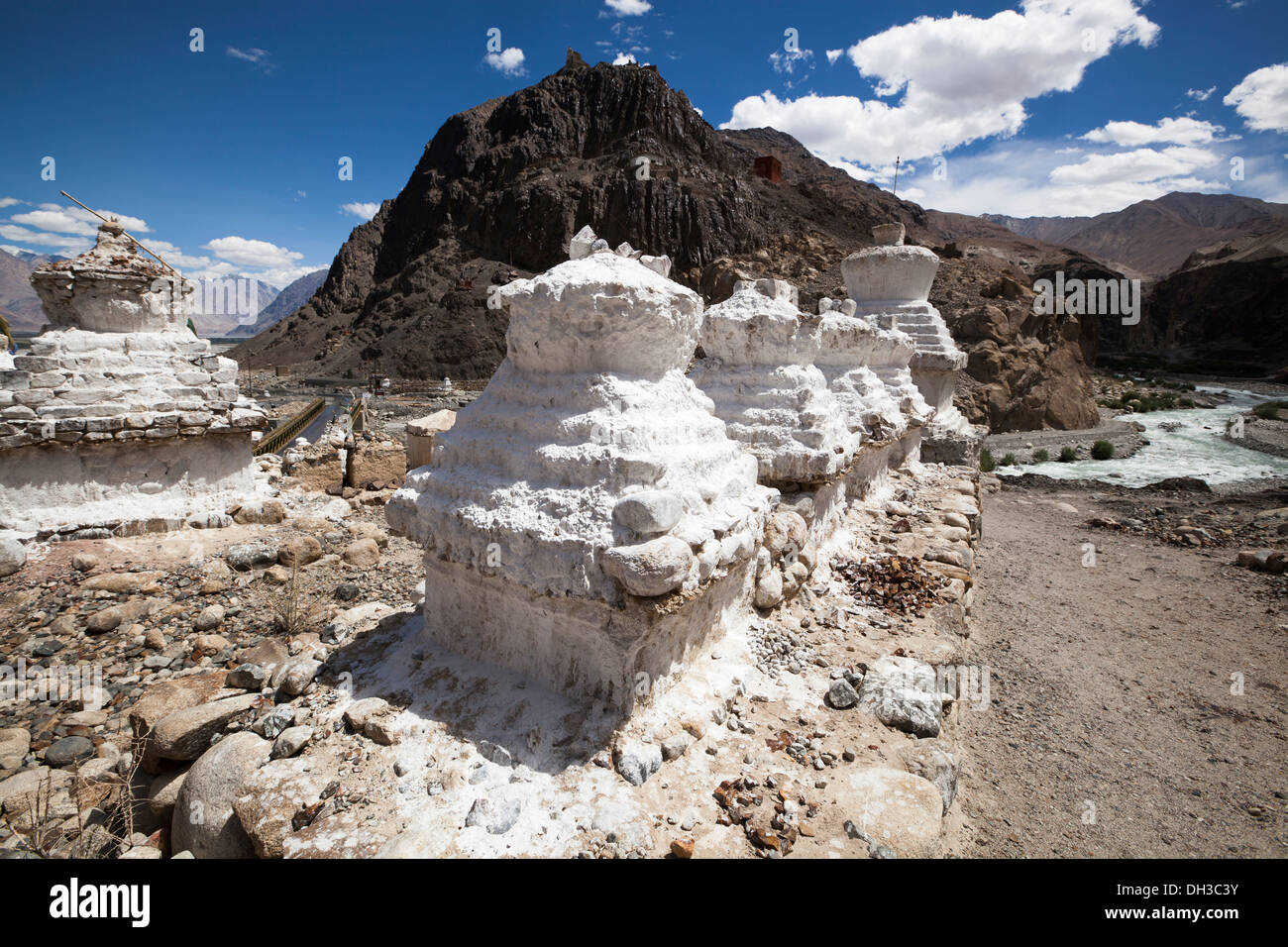 Buddhistischen Stupas in der Nähe von Nordindien, Ladakh, Nubrah Tal, Hunder Stockfoto