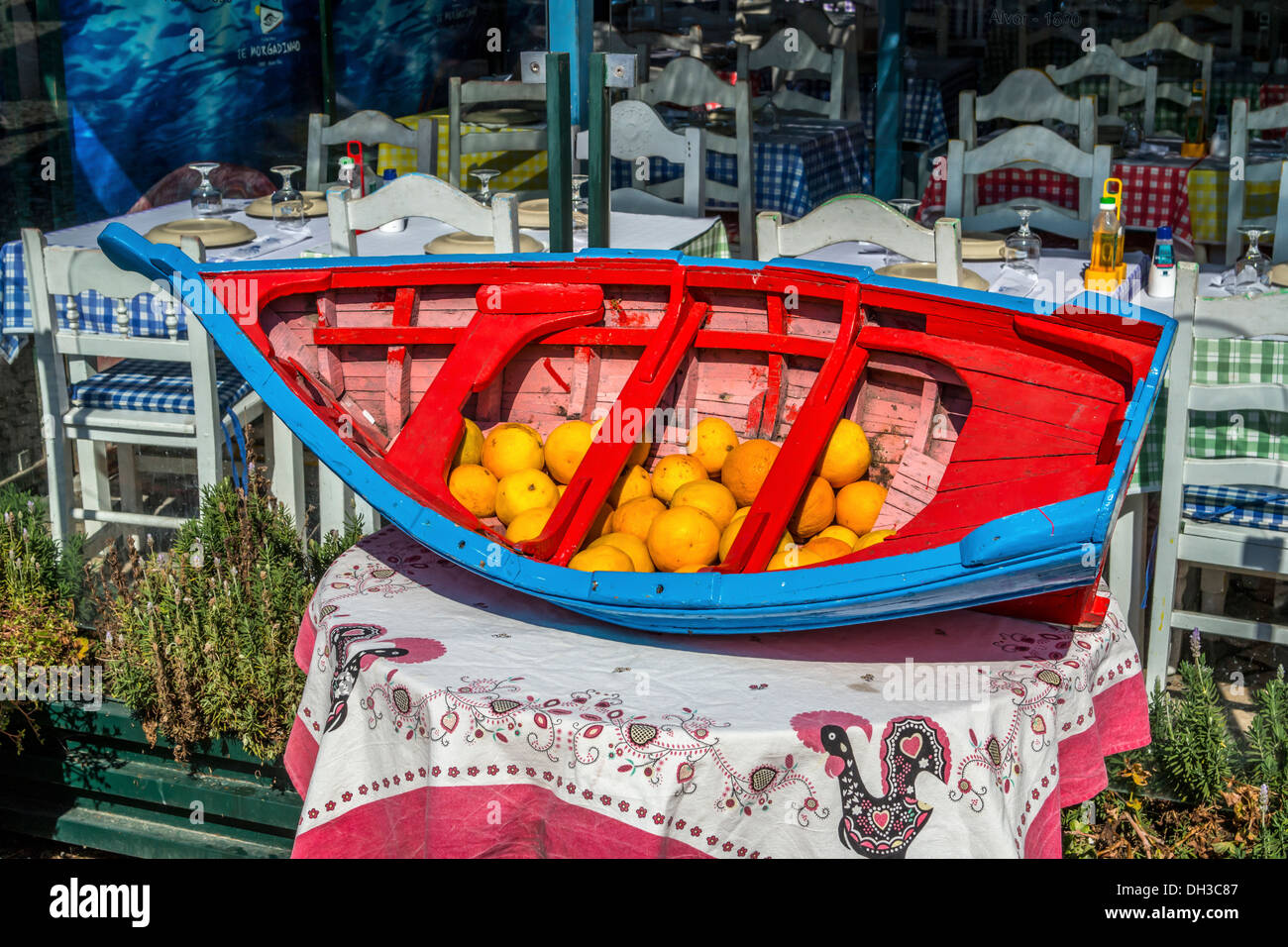 Kleine dekorative Fischerboot mit Orangen im Boot vor einem restaurant Stockfoto