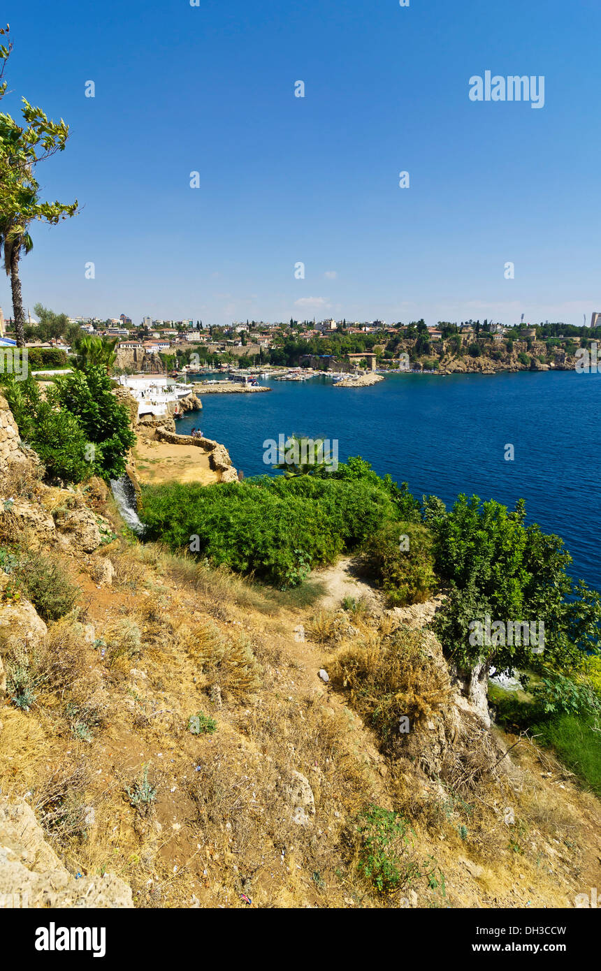 Blick auf die Küste mit der Hafeneinfahrt von Antalya, türkische Riviera, Türkei, Kleinasien Stockfoto