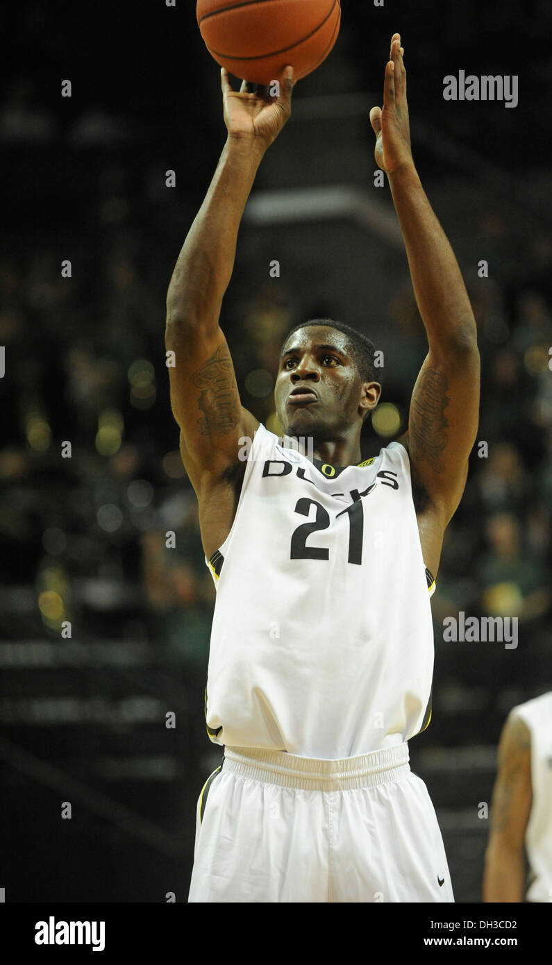 Damyen Dotson, U O, Enten, Basketball, NCAAB, Matthew Knight Arena, springen, kämpfen. Stockfoto