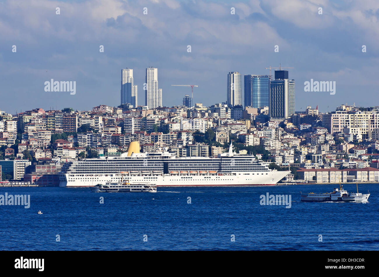 Blick auf den Hafen von Istanbul mit einem Kreuzfahrtschiff in den Vordergrund, Istanbul, Türkei, Naher Osten Stockfoto