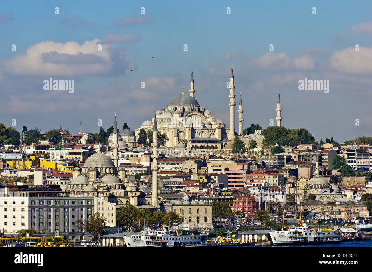Blick auf die Sueleymaniye-Moschee auf der rechten Seite und die neue Moschee, seitlich links, Istanbul, europäische Türkei, Europa Stockfoto