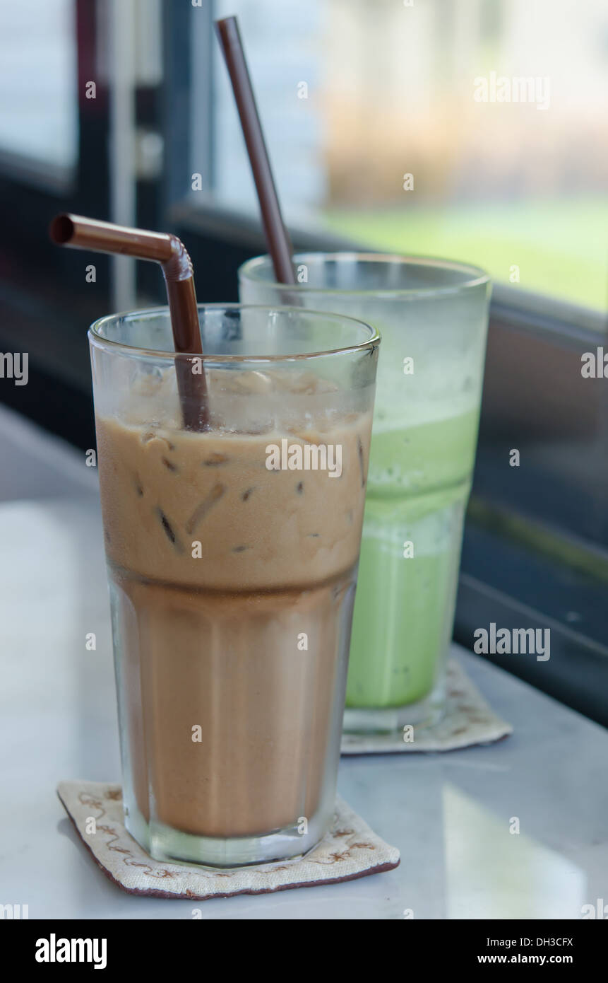 Eis Kaffee und Milch Grüntee im Glas auf Tisch Stockfoto