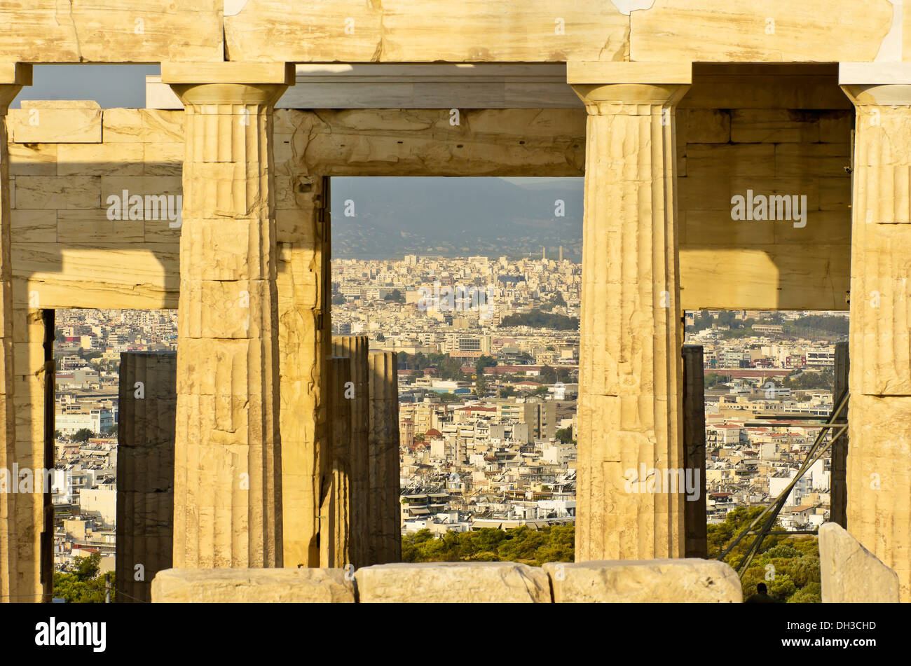 Blick durch das Erechtheion Tempels in Richtung der Stadt Athen, Akropolis, Athen, Griechenland, Europa Stockfoto