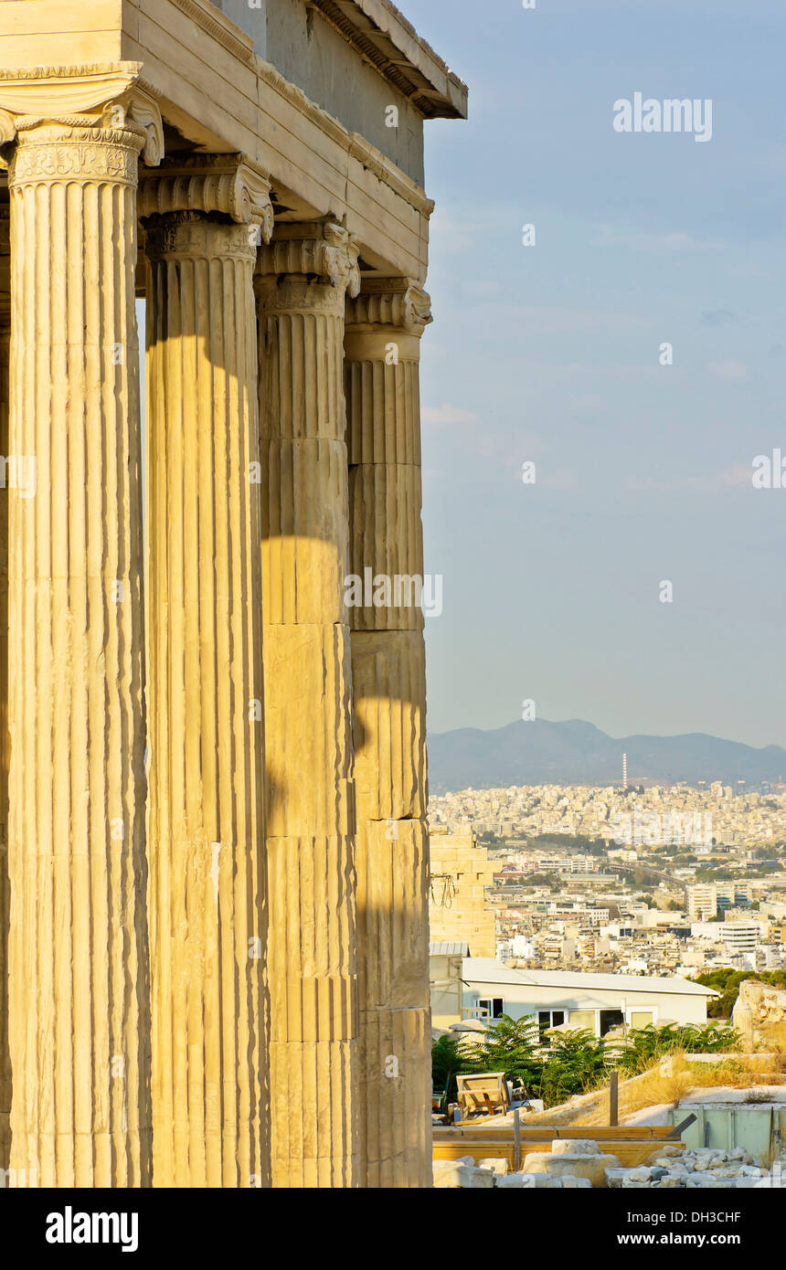 Säulen des Erechtheion-Tempels, mit Blick auf die Stadt von Athen, Akropolis, Athen, Griechenland, Europa Stockfoto