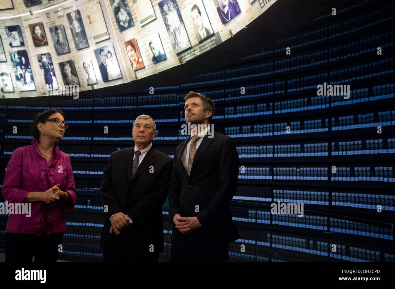 Jerusalem, Israel. 30-Oct-2013.Crown Prinz von Dänemark, FREDERIK ANDRE HENRIK CHRISTIAN (R), erhält Unterricht in die Halle der Namen in Yad Vashem Holocaust Museum, wo die Gedenkblätter der mehr als 4.000.000 jüdischen Holocaust-Opfer ewig aufbewahrt werden.   Kronprinz von Dänemark, Frederik André Henrik Christian, besucht Yad Vashem Holocaust Museum. Seine königliche Hoheit tourte das Museum, beteiligte sich an einer Gedenkfeier und signiert das Museum-Gästebuch. Bildnachweis: Nir Alon/Alamy Live-Nachrichten Stockfoto