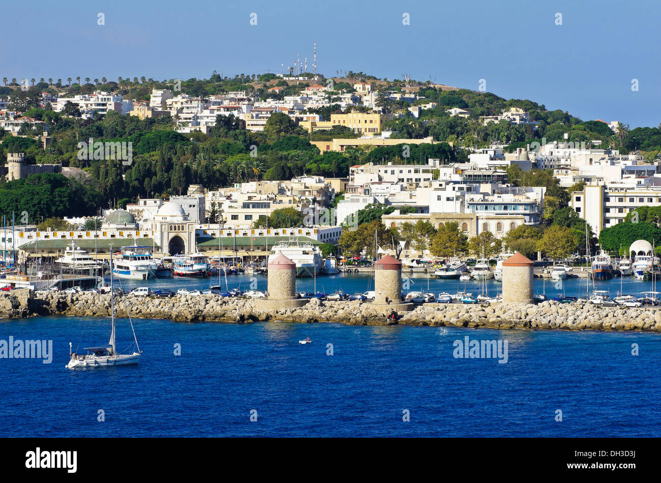 Hafen von Rhodos vor der Stadt, Rhodos, Insel Rhodos, Dodekanes, Griechenland Stockfoto