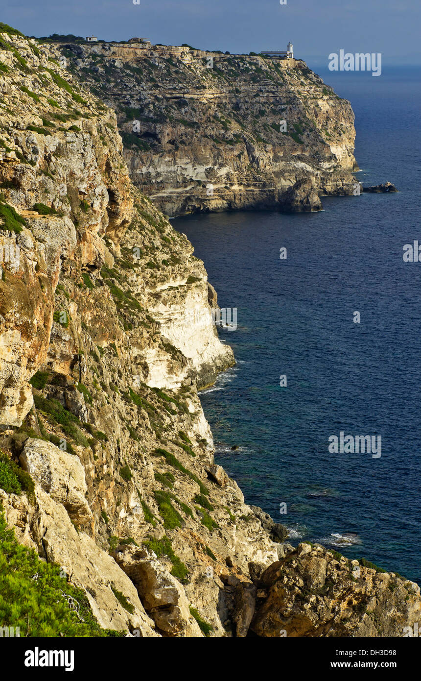 Steilküste mit einem Leuchtturm am Cabo Blanco, Tolleric, Mallorca, Balearen, Spanien Stockfoto