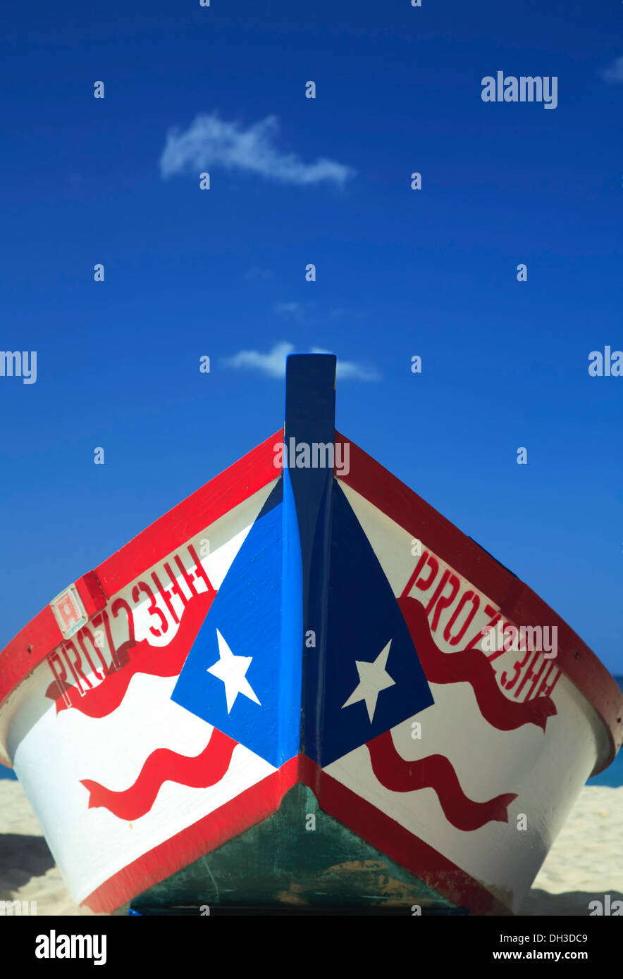 Angelboot/Fischerboot mit Puerto-Ricanischen Flagge, Crashboat Strand, Aguadilla, Puerto Rico Stockfoto