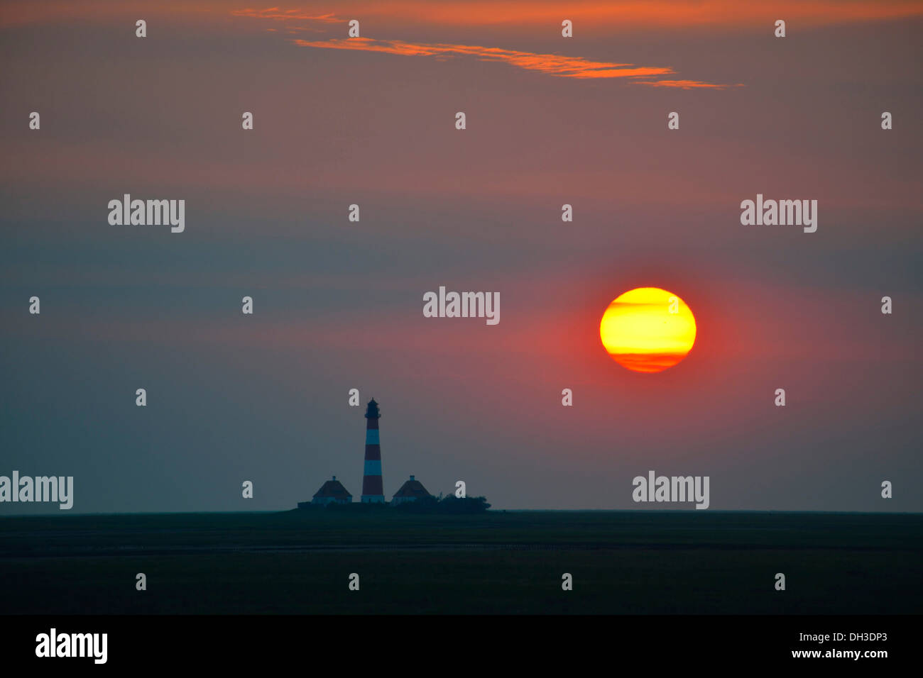 Sonnenuntergang hinter dem Leuchtturm Westerheversand, Westerhever, Nordfriesland, Schleswig-Holstein, Norddeutschland Stockfoto