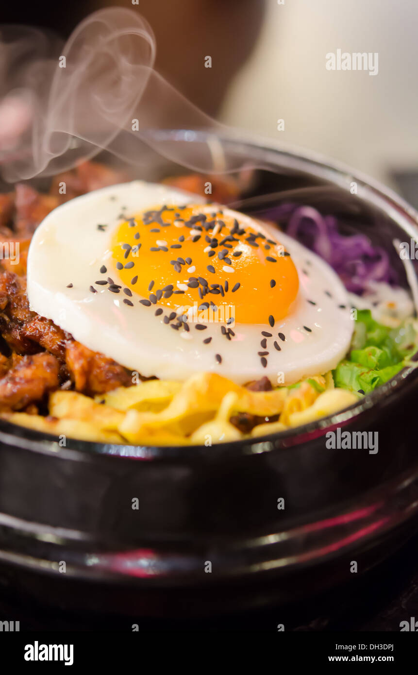 Bibimbap in einem beheizten Stein Schüssel, koreanische Küche Stockfoto