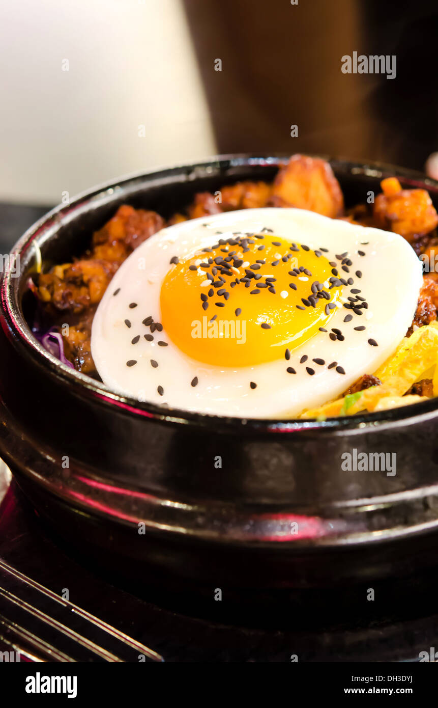 Bibimbap in einem beheizten Stein Schüssel, koreanische Küche Stockfoto
