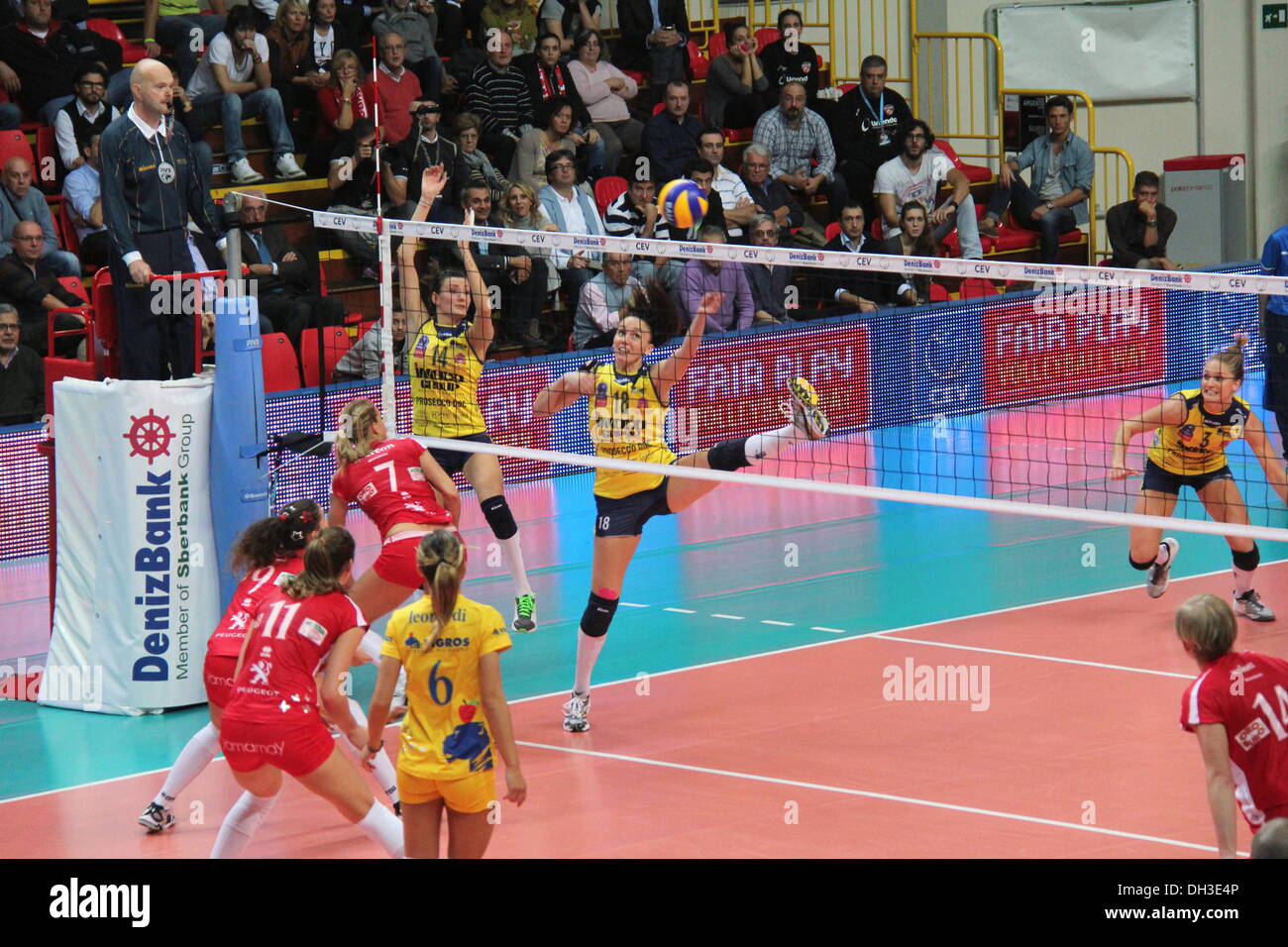 Busto Arsizio, Varese, Italien. 29. Oktober 2013. Die Unendo Yamamay Busto Arsizio - Varese - Ausfahrt von der italienischen Derby-Niederlage des zweiten Tages der 2014 Denizbank Cev Volleyball Champions League, gegen Prosecco Doc Imoco Conegliano - Treviso - nimmt, die eine warme Palayamamay (3061 Zuschauer) mit dem Ergebnis 3: 1 Stockfoto