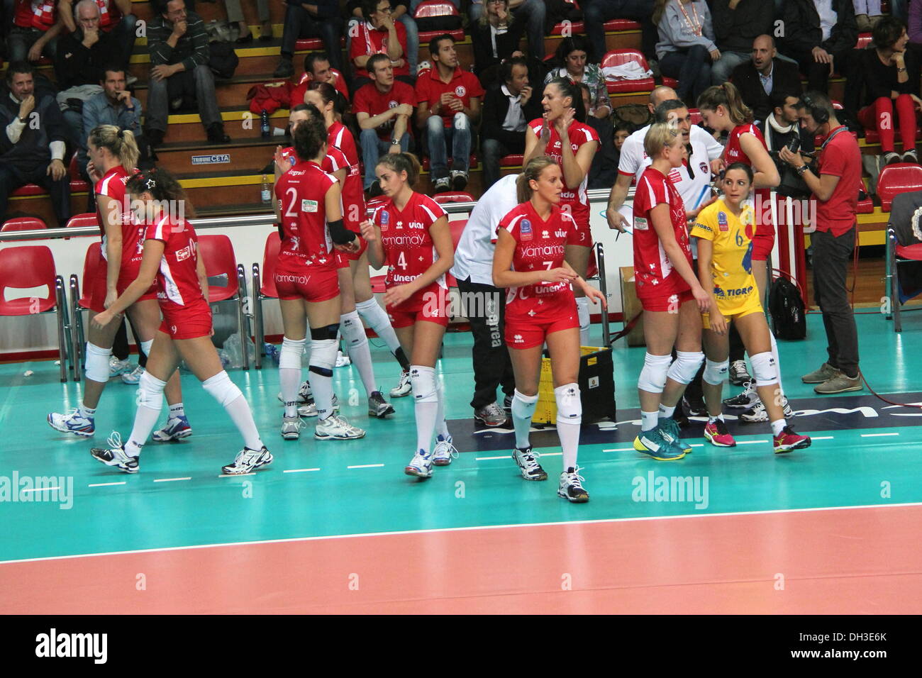 Busto Arsizio, Varese, Italien. 29. Oktober 2013. Die Unendo Yamamay Busto Arsizio - Varese - Ausfahrt von der italienischen Derby-Niederlage des zweiten Tages der 2014 Denizbank Cev Volleyball Champions League, gegen Prosecco Doc Imoco Conegliano - Treviso - nimmt, die eine warme Palayamamay (3061 Zuschauer) mit dem Ergebnis 3: 1 Stockfoto