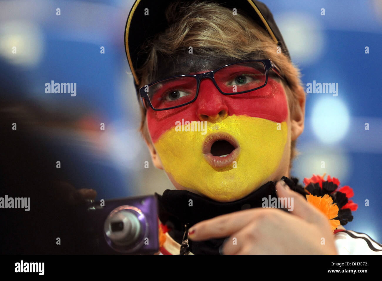 Frankfurt Main, Deutschland. 30. Oktober 2013. Ein weiblicher Fan mit Facepaint in den deutschen Nationalfarben vor der Frauen-WM-Quali Spiel Deutschland gegen Kroatien im Frankfurter Volksbank Stadion in Frankfurt Main, Deutschland, 30. Oktober 2013. Foto: Frank Rumpenhorst/Dpa/Alamy Live News Stockfoto