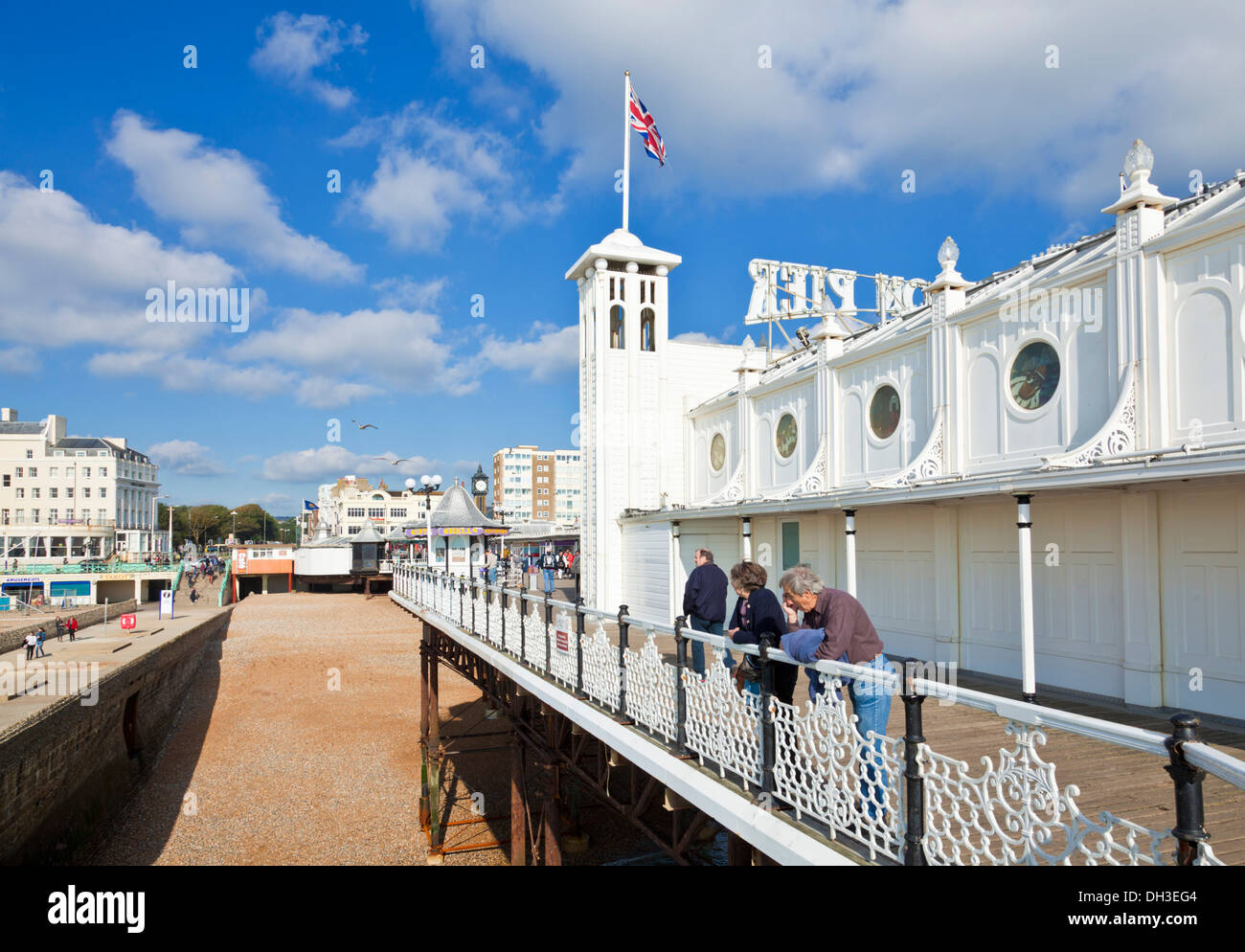 Blick vom Brighton Pier Palace Pier von Brighton in Richtung der Stadt Brighton West Sussex England uk gb EU-Europa Stockfoto