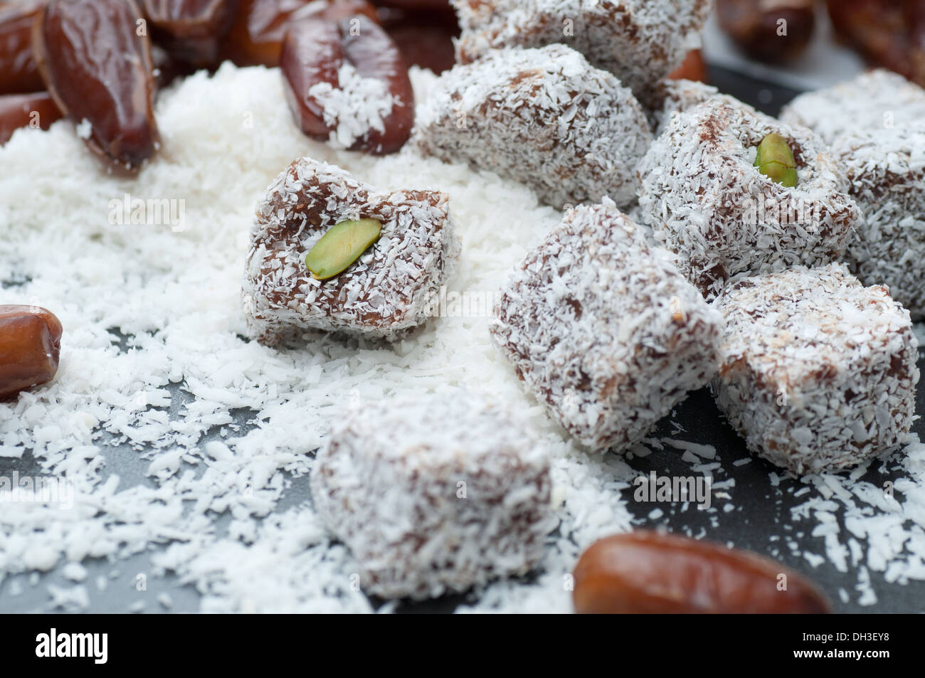 Datum-Plätze mit Kokosraspeln und Pistazien. Stockfoto
