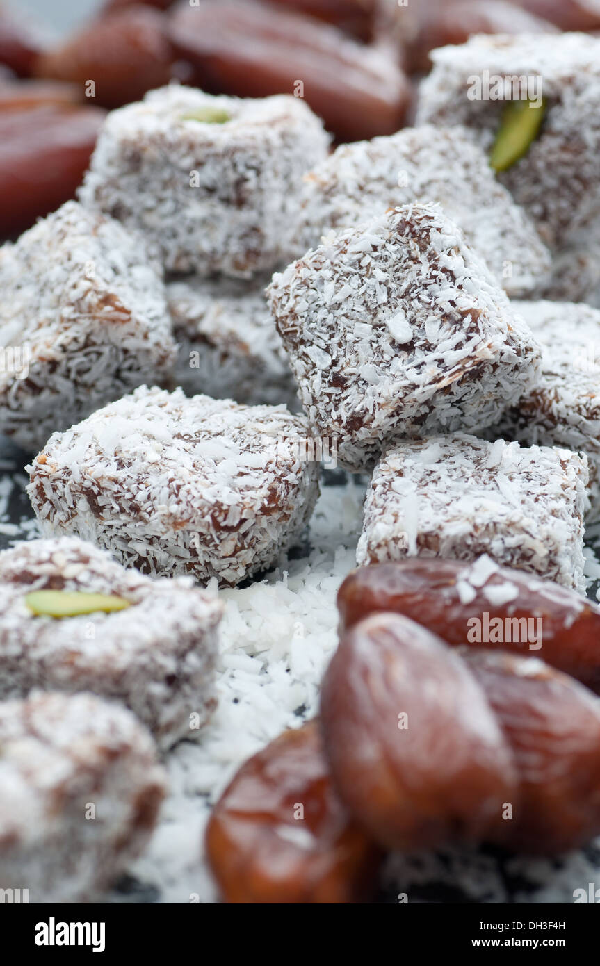 Datum-Quadrate mit Kokosraspeln. Stockfoto