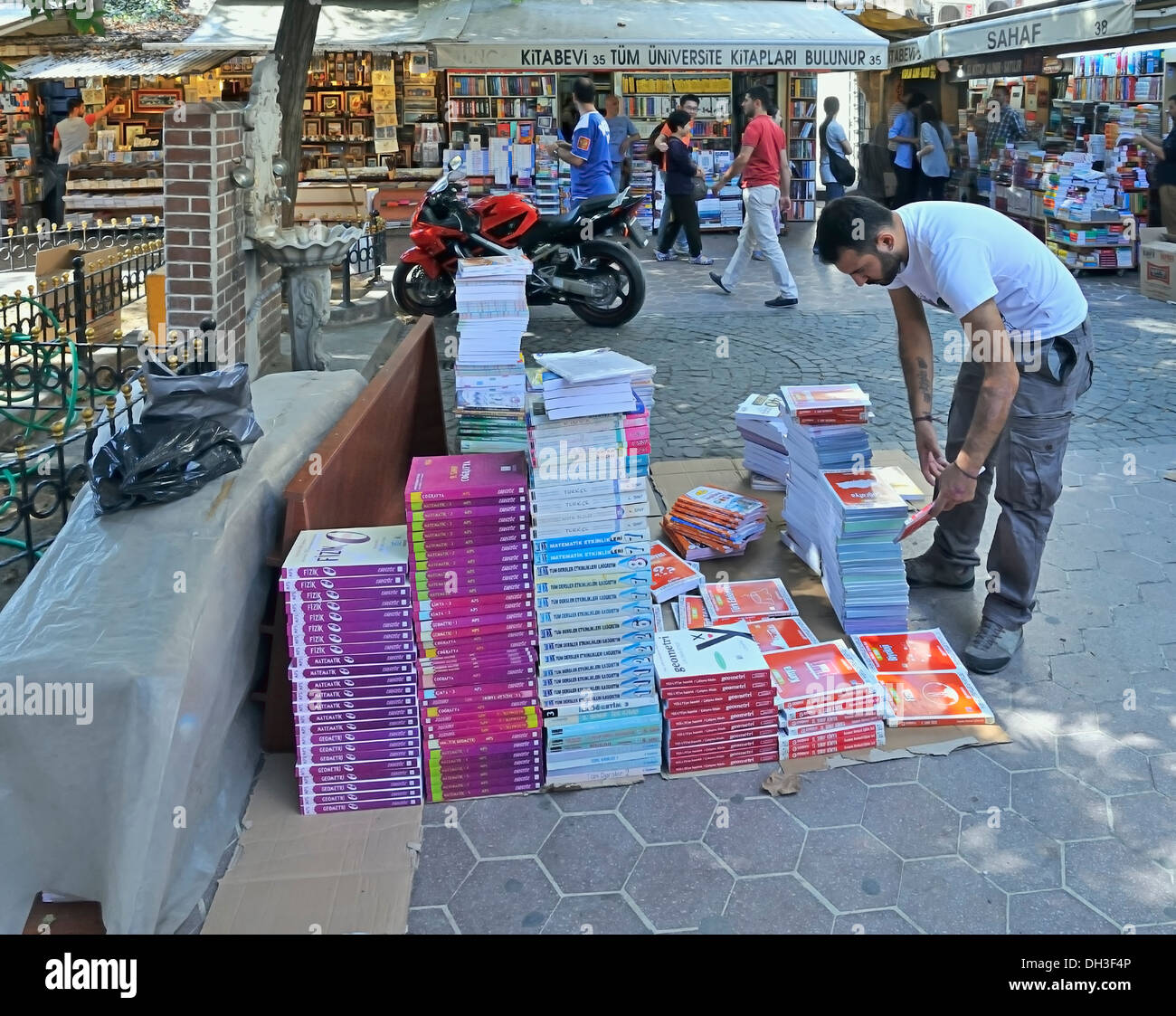 Stapel von Büchern im Buchhandel in der Nähe von Universität Istanbul, Istanbul, Türkei-130916 31593 Stockfoto