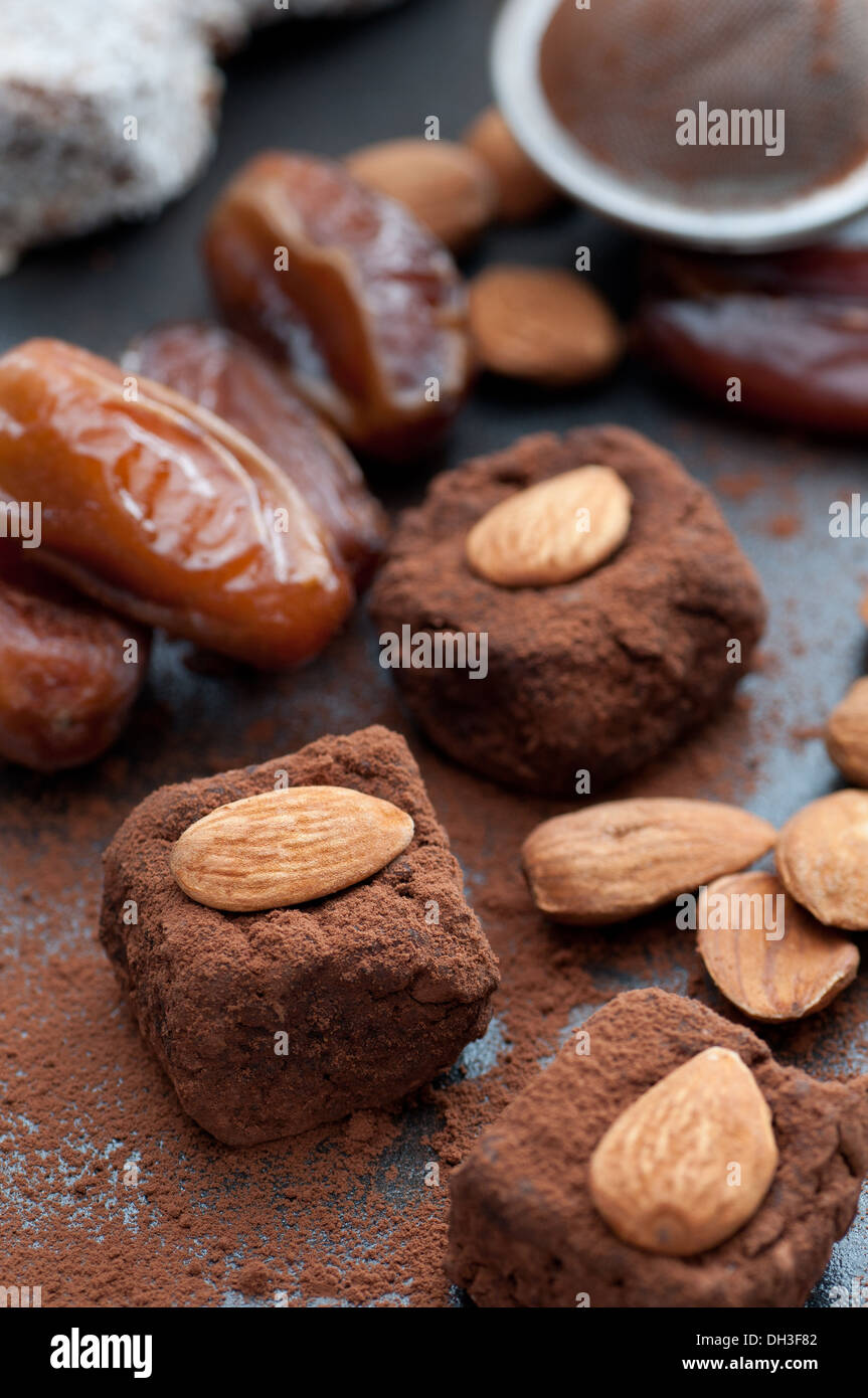 Termine mit Kakao und Mandeln. Stockfoto