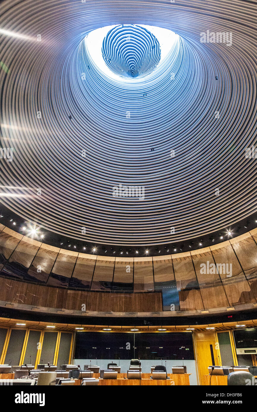 Bis unter das Dach der Trichter von der Siambr oder diskutieren Kammer in der Senedd oder National Assembly for Wales in Cardiff Bay anzeigen Stockfoto